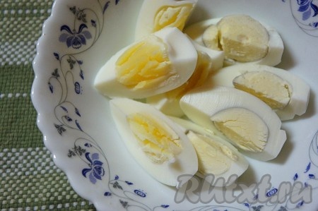 Яйца нарезать на четвертинки и добавить в суп с щавелем. Суп посолить, при необходимости добавить лимонный сок. После закипания выключить огонь и накрыть кастрюлю крышкой. Дать супу настояться не менее 10 минут.
