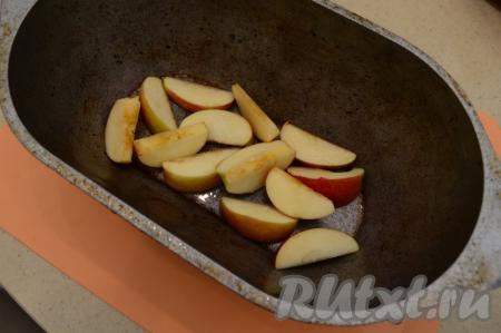 Нарезать яблоки на дольки, часть долек выложить на дно утятницы. Так как утка у нас будет лежать на яблоках, то саму утятницу можно не смазывать никаким жиром.
