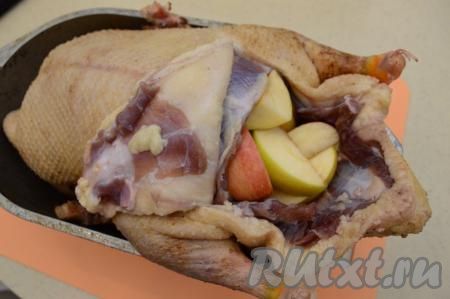 Брюшко утки заполнить кусочками яблок. Я брюшко с начинкой просто прикрыла сверху кожей, но можно скрепить разрез зубочистками.