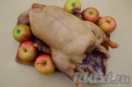 Тушку утки хорошо промыть снаружи и особенно внутри. Затем утку обсушить и хорошо натереть солью снаружи и внутри. Оставить в таком виде просолиться не менее чем на 30 минут.&nbsp;Яблоки лучше брать для этого рецепта кисленькие, но если таких нет, то можно взять и сладкие, главное, чтобы они были твёрдых сортов.