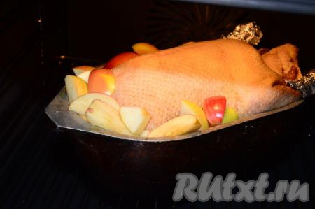 Поставить утятницу с уткой и яблоками в разогретую духовку и запекать птицу 2-2,5 часа при температуре 180-190 градусов. Готовность утки можно проверить вилкой (или ножом), сделав прокол&nbsp;в районе бедра. Если из прокола выделяется прозрачный сок, значит уточка готова. Ещё следует убедиться, что успели запечься и сами яблоки, просто достаньте кусочек и попробуйте, мякоть&nbsp;должна стать рассыпчатой и рыхлой.