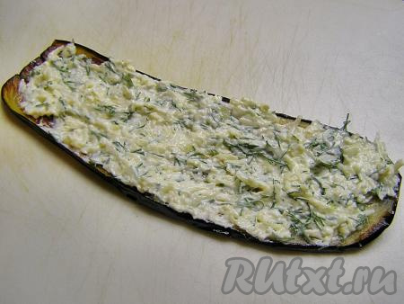 Каждую пластинку остывшего баклажана смазываем подготовленной сырно-чесночной начинкой.