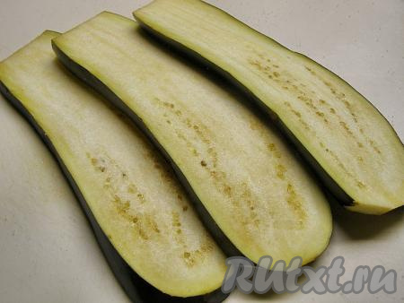 Баклажан моем, отрезаем от него плодоножку и нарезаем вдоль на пластинки толщиной около 5 мм. У меня получилось 6 пластинок. Нарезанные пластинки посыпаем  с обеих сторон солью и оставляем минут на 10, чтобы вышла горечь.