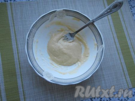 Тщательно перемешать, тесто для галушек должно быть, как достаточно густая сметана.