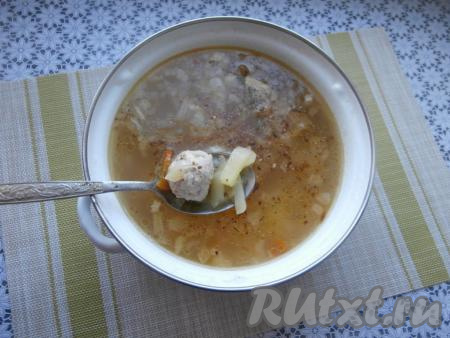 Влить в кастрюлю 2,5 литра воды, поставить на сильный огонь, дождаться закипания воды, выложить картофель, посолить и после повторного закипания варить на небольшом огне минут 15-20 (до мягкости картошки). Затем добавить в кастрюлю обжаренные овощи, фрикадельки, специи и лавровый лист.