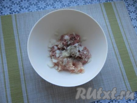 Для того чтобы сформировать фрикадельки, к фаршу (можно взять покупной фарш или в домашних условиях пропустить кусочки мяса через мясорубку) добавить очищенную и мелко нарезанную половину луковицы, поперчить и немного посолить, очень хорошо перемешать.