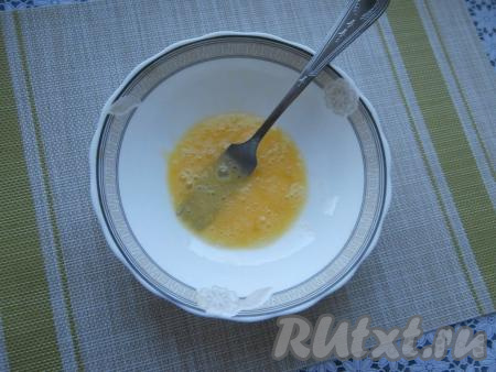 Для замешивания теста для галушек нужно в достаточно глубокую тарелку разбить яйцо, всыпать соль и тщательно перемешать вилкой до однородности.