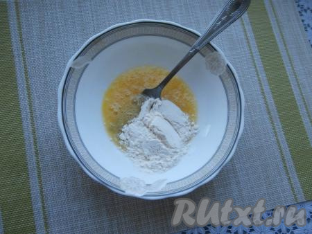 В яичную смесь всыпать муку.