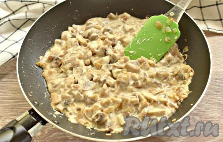 Тушим грибы в сметане на небольшом огне, иногда перемешивая, минут 5. Параллельно включаем духовку и выставляем температурный режим на 180 градусов.