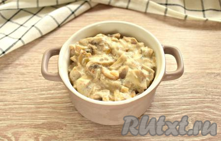 Грибы в сметане перекладываем со сковороды в формочки для запекания (в идеале - в кокотницы).