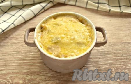 Формы с грибным жульеном ставим в духовку, разогретую до 180 градусов, на 10 минут. За это время сыр расплавится и на&nbsp;поверхности&nbsp;получится аппетитная корочка.