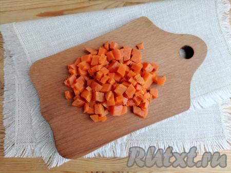 Отварить овощи для винегрета. Свеклу среднего размера варим с кожурой до мягкости (примерно, 40-50 минут). Картофель и морковь можно отварить вместе, на это потребуется, приблизительно, 25-30 минут (готовые картошка и морковка должны легко прокалываться ножом, но при этом держать форму). Отваренные овощи остудить. Остывшую морковь очистить от кожуры и нарезать на кубики с размером стороны, примерно, 0,7-1 см.