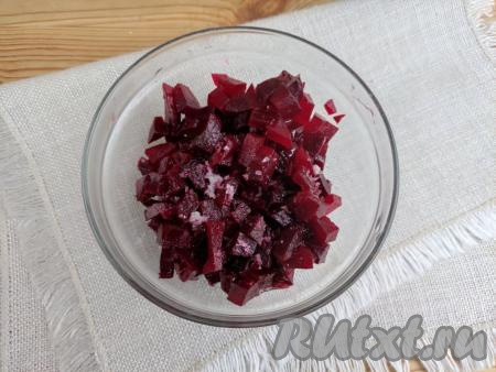 Переложить свеклу в отдельную миску, посолить&nbsp;и смешать с растительным маслом - такой нехитрый приём позволяет сохранить цвета всех ингредиентов салата, так как свекла не будет окрашивать остальные овощи в винегрете.