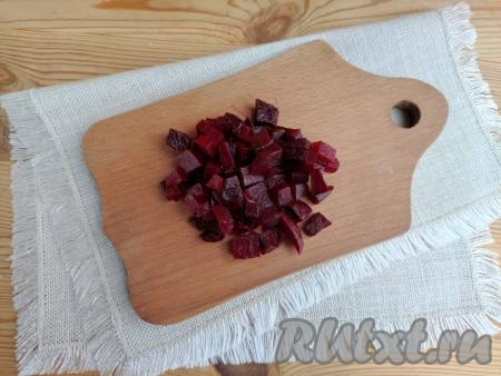 Свеклу в винегрет будем добавлять последней. Очистить её от кожуры и нарезать на кубики такого же размера, как нарезали картошины и морковь.