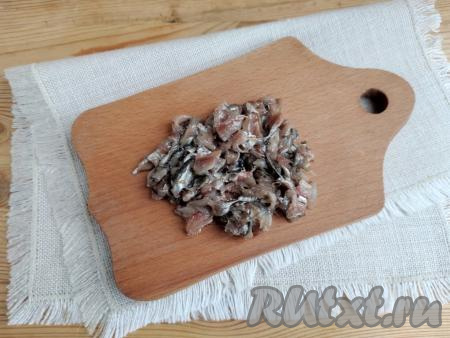 Каждую рыбку разрезать на 3 равные части.