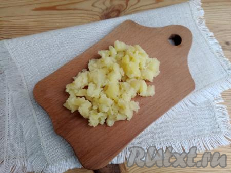 С отварного&nbsp;картофеля удалить шкурку, а затем нарезать на кубики такого же размера, как нарезали и морковку.