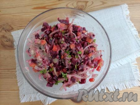 Винегрет перемешать, подсолить по вкусу и оставить при комнатной температуре на 5-10 минут.