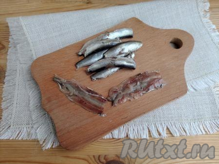 Кильку вычистить, удалив&nbsp;голову, хвост и хребет.