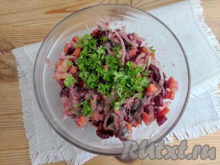 Свеклу выложить в миску с нарезанными овощами и килькой, сюда же добавить мелко нарезанную петрушку.