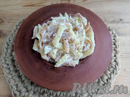 Готовые макароны переложить со сковороды на тарелку, по желанию, посыпать молотым чёрным перцем.