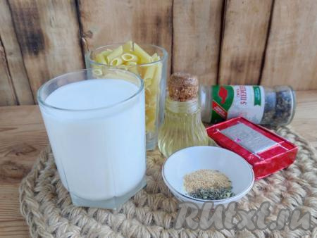 Подготовить продукты для приготовления макарон в молоке с плавленным сыром на сковороде.