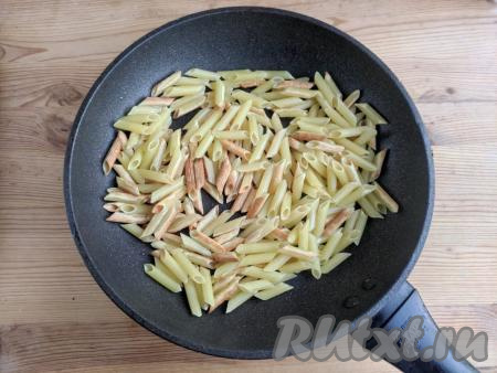 Макароны обжарить на сковороде с растительным маслом до приятного золотистого цвета при постоянном помешивании. На это потребуется около 5 минут.