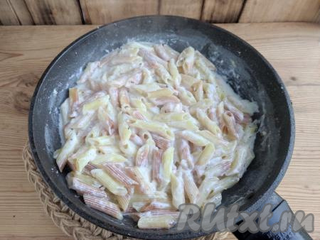 Плавленный сыр растворится, макаронные изделия впитают молоко и покроются сливочным соусом.