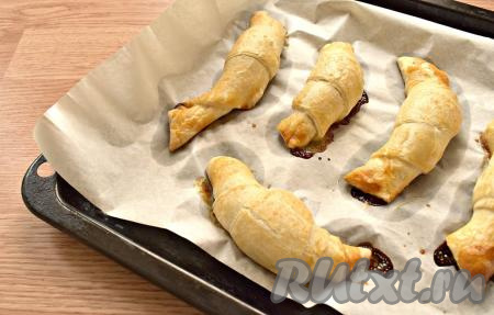 Противень отправляем в разогретую до 190 градусов духовку на 25 минут.