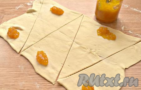 На широкую часть каждого треугольника выкладываем по чайной ложке густого варенья.