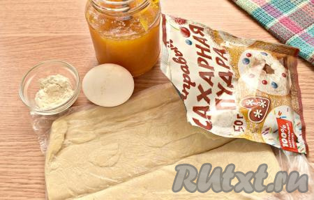 Заранее тесто достаём из морозилки, чтобы оно разморозилось при комнатной температуре и стало мягким. Подготавливаем остальные ингредиенты для выпечки круассанов с вареньем.