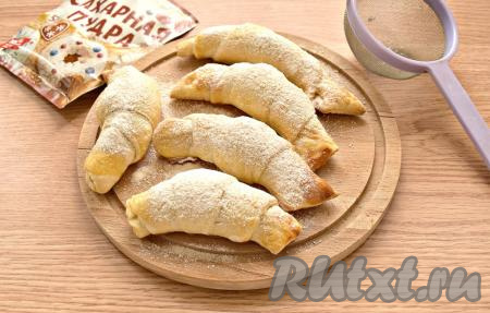 Готовые круассаны достаём из духовки, а после остывания посыпаем сахарной пудрой (для этого удобно воспользоваться мелким ситом).