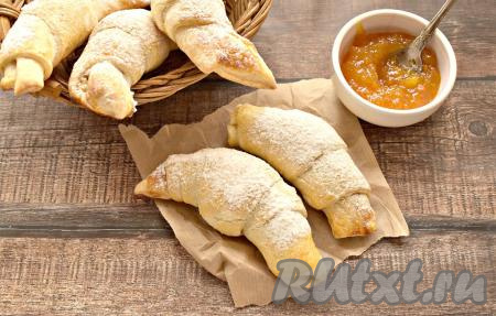 Ароматные, нежные и вкусные круассаны из слоёного теста, приготовленные с начинкой из варенья, подаём к чашечке чая или кофе.