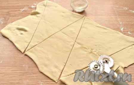 Разрезаем раскатанное слоёное тесто на треугольники (у меня получилось 5 штук).