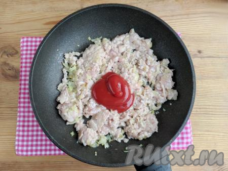 В сковороду к фаршу добавить томатную пасту, перемешать и тушить под крышкой ещё 2-3&nbsp;минуты.
