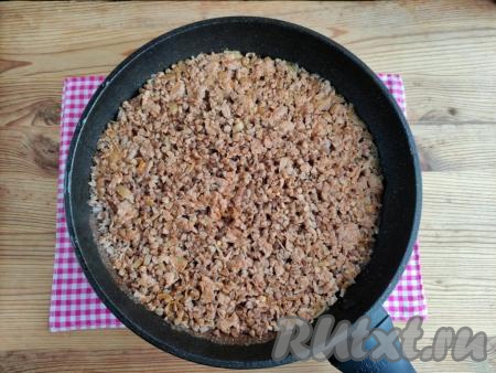 За это время гречка впитает жидкость и станет рассыпчатой. Выключить огонь и оставить блюдо ещё на 7 минут потомиться на плите под крышкой.