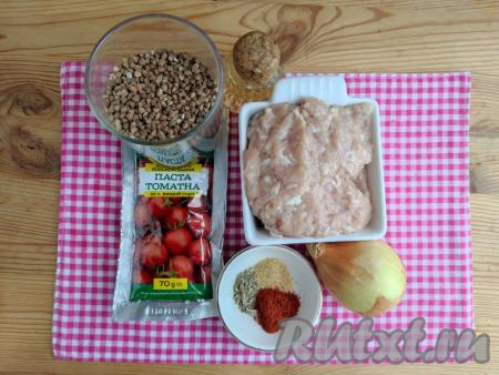 Подготовить продукты для приготовления гречки с фаршем и томатной пастой на сковороде.