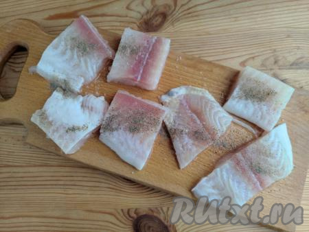 Филе рыбы нарезать на небольшие порционные кусочки, посолить и поперчить.