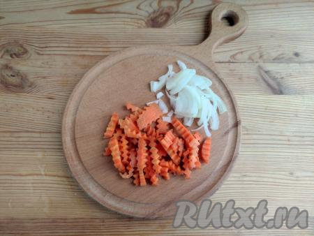 Очистить морковь, нарезать её брусочками. Очищенную луковицу нарезать тонкими полукольцами.