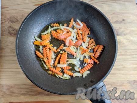 Обжарить&nbsp;лук с морковью на сковороде, хорошо разогретой с растительным маслом, на среднем огне до прозрачности лука (примерно, 4-5 минут). Чтобы овощи не подгорели, не забывайте их периодически помешивать.