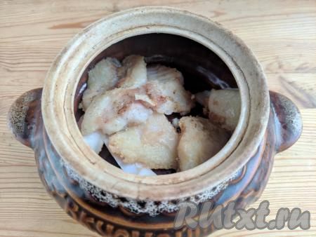 В горшочек (я готовила в горшочке объёмом 800 мл) выложить кусочки обжаренной рыбы.