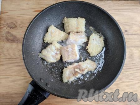 Каждый кусочек рыбы обвалять со всех сторон в крахмале (или в муке). На сковороде разогреть растительное масло и выложить кусочки рыбки. Обжарить рыбу с двух сторон на среднем огне до лёгкой румяности (примерно, по 2-3 минуты с каждой стороны).