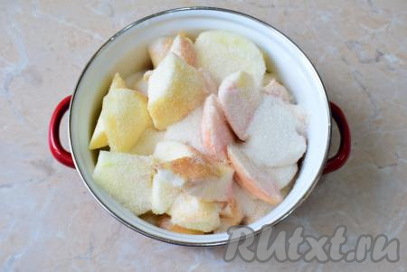 Засыпьте яблоки сахаром и потрясите, чтобы сахар просыпался между яблоками. Оставьте яблоки в сахаре, прикрыв крышкой, на несколько часов, чтобы они пустили сок. Я обычно оставляю их на ночь.