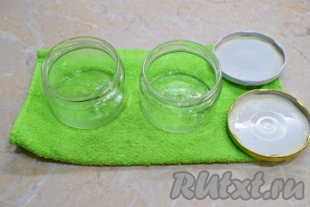 Подготовьте баночки для закатки повидла на зиму, для этого вымойте банки и простерилизуйте их любым удобным способом (простерилизовать можно в духовке, в микроволновке или над горячим паром). Крышки прокипятите 2-3 минуты.