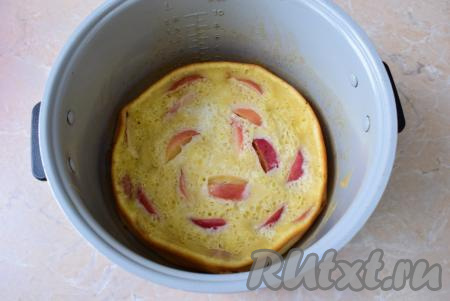 Пирог с яблоками в мультиварке готов!