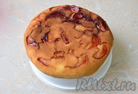 Извлеките выпечку из чаши мультиварки при&nbsp;помощи&nbsp;поддона для варки на пару.