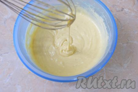 Тесто для яблочного пирога будет средней густоты (как на фото).