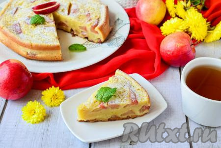 Переверните пирог на тарелку и присыпьте&nbsp;сверху сахарной пудрой.