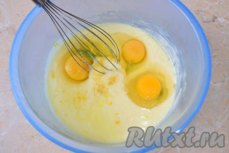 Затем добавьте яйца, перемешайте венчиком (или миксером) до получения однородной яично-сметанной смеси. Для аромата можно добавить цедру, снятую с половины лимона.