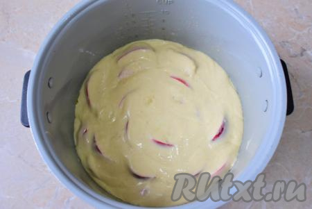 Затем выложите оставшиеся&nbsp;яблоки и вылейте сверху оставшееся тесто. Мультиварку включите на режим "Выпечка" и готовьте яблочный пирог 45 минут под закрытой крышкой. По истечении времени мультиварку не открывайте, а оставьте пирог в ней ещё&nbsp;минут на 15.