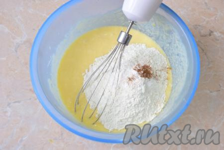 В получившуюся яично-сметанную смесь просейте муку с содой и добавьте молотую корицу, ещё раз перемешайте венчиком (или миксером).